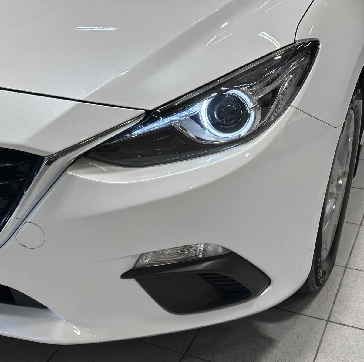 Mazda Axela - 3